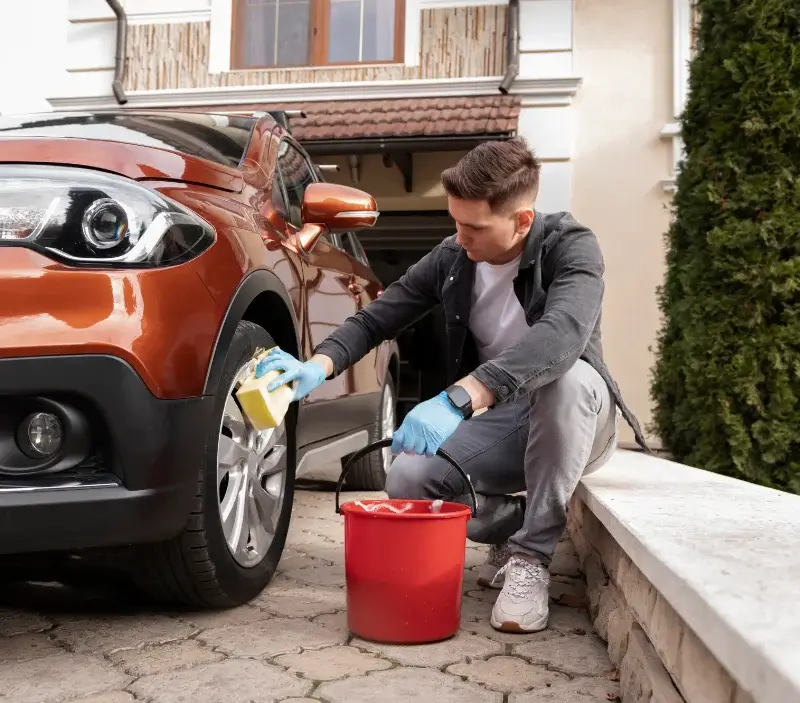 Lavage auto à domicile Monceaux-le-Comte : professionnel intervenant sur un véhicule